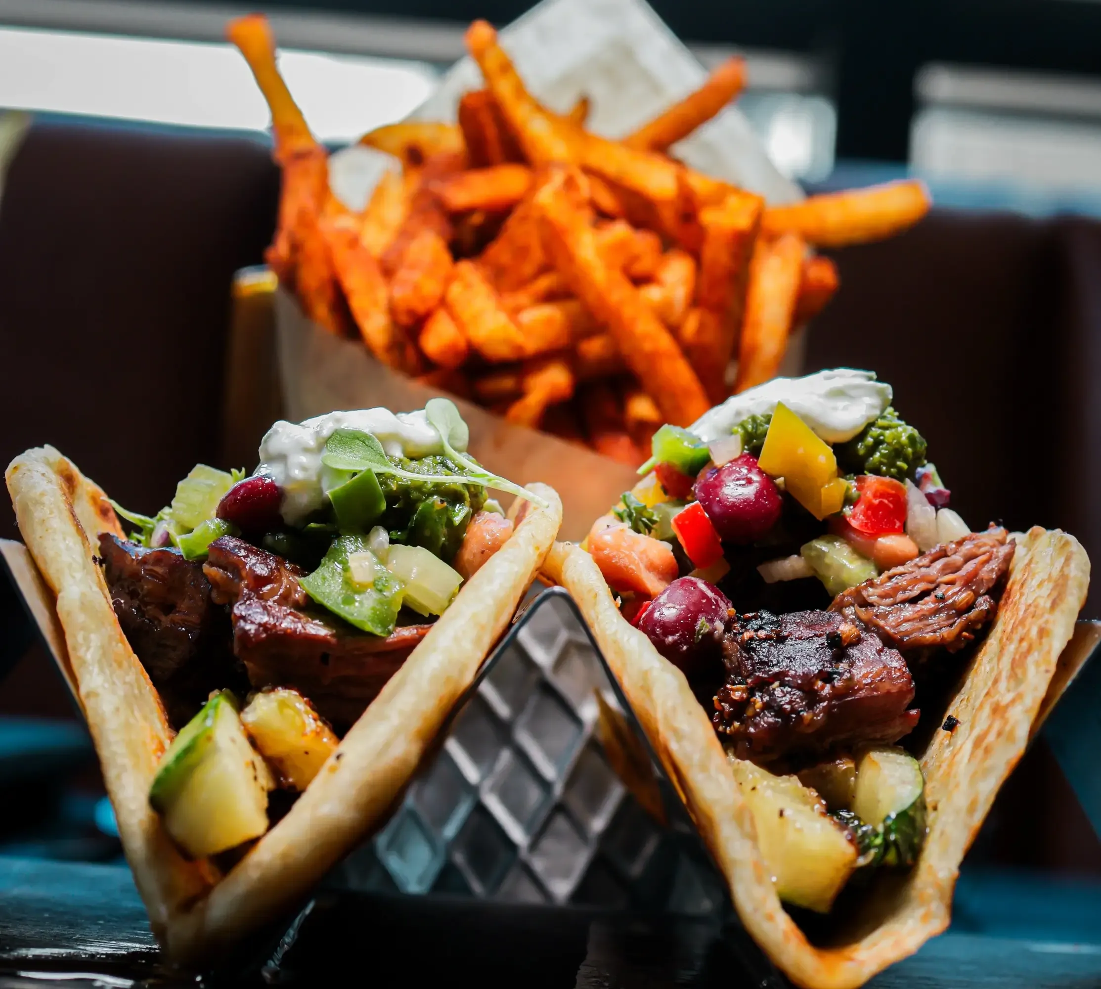 Mini souvlakia with pita